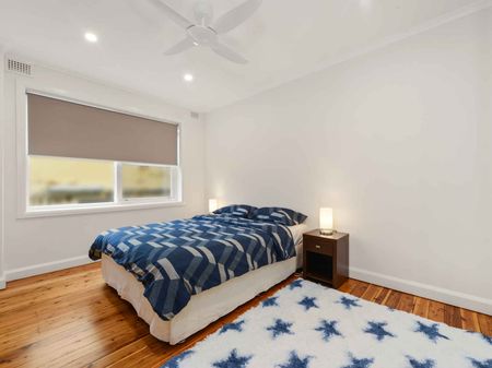 Fully Furnished Spacious Apartment Only Moments Away From Bondi Beach - Photo 2