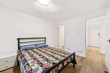 A charming two bed and two bath apartment benefitting from off-street parking, gym and swimming pool, ideally located for Fulham or Earls Court. - Photo 3