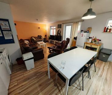 1 bedroom in a flat share to rent - Photo 2