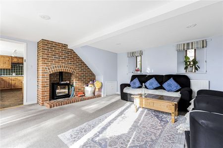 A large two bedroom character property in the popular and well connected village of Marcham. - Photo 2