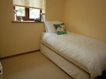 Semi-detached house to rent on - Photo 2