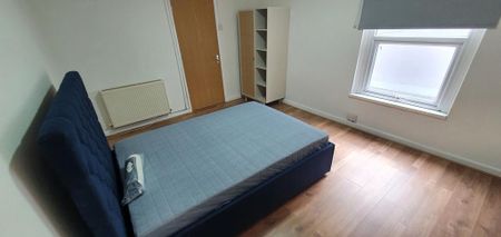 3 bedroom flat to rent - Photo 3