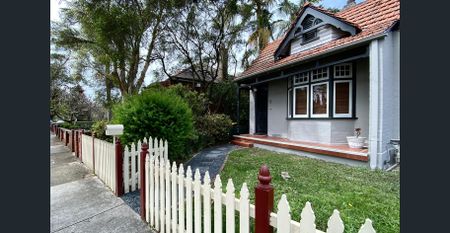 Quaint Three Bedroom Home - Photo 3