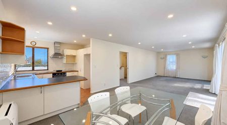 One Tree Hill, 4 bedrooms - Photo 2