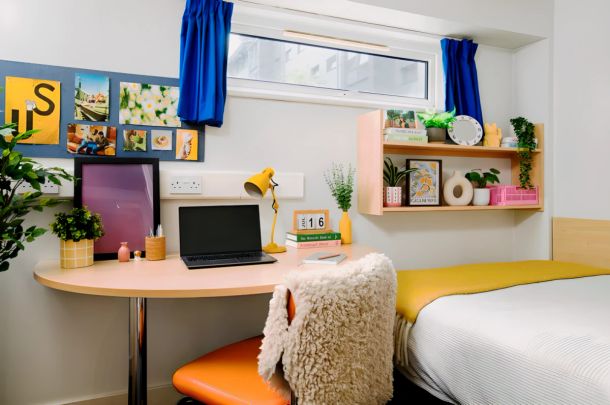 Medium Ensuite: Three Bed Flat - Photo 1