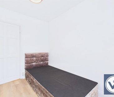 4 bedroom end of terrace house to rent - Photo 2