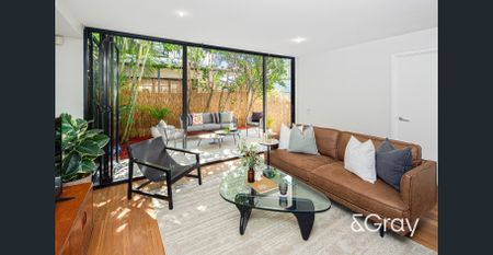 Spacious with dual outdoor living in prime Milton location - Photo 2