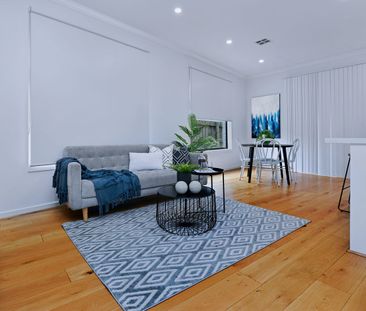 "Stunning townhome" - Photo 1