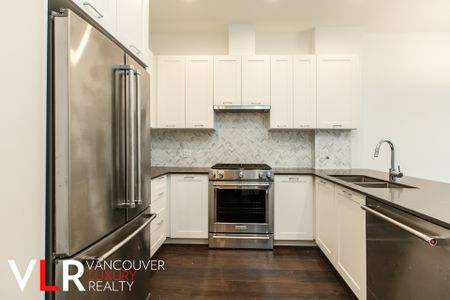 Condo in North Vancouver, BC - Photo 2