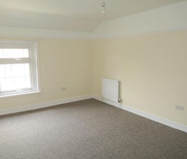 3 bedroom flat to rent - Photo 3