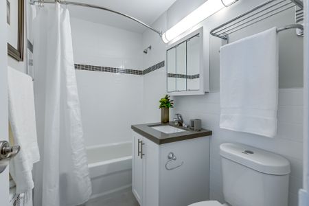 Bachelor Apartment - Photo 2