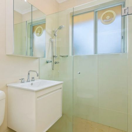 Two Bedroom Apartment with Leafy Outlook - Photo 3