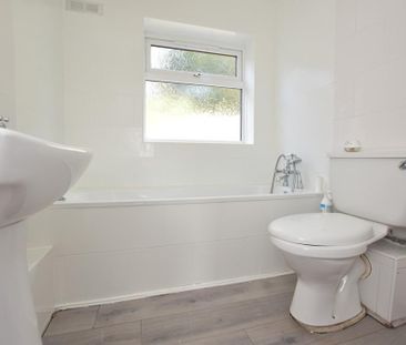 2 bedroom detached bungalow to rent - Photo 2