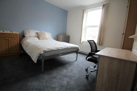 4 bedroom terraced house to rent - Photo 3