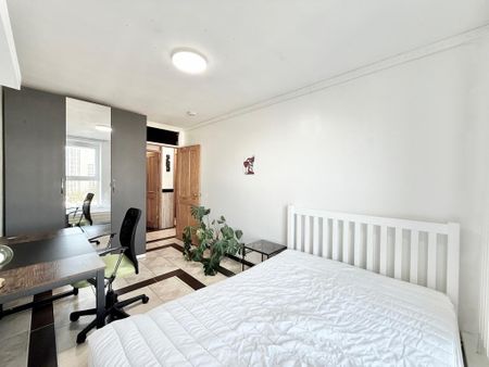 4 bedroom flat to rent - Photo 5