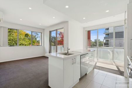 Light filled two bedroom apartment - Photo 4
