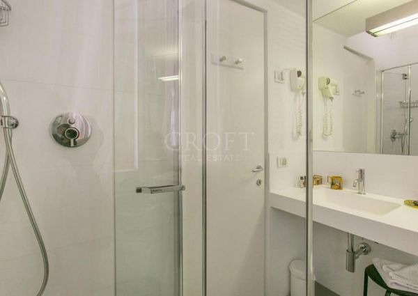 Elegant Apartment in the Heart of Rome: Between Piazza di Spagna and Via del Corso, in residence with dayluy cleaning , A/C wifi , consierge. Rif #1948