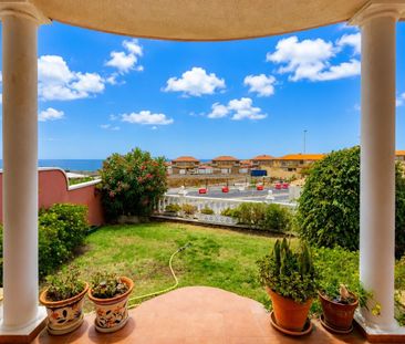 CHALET PAREADO CON JARDÍN, VISTAS AL MAR Y PISCINA COMUNITARIA EN E... - Foto 1