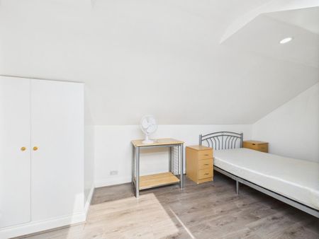 4 bedroom apartment to rent - Photo 3