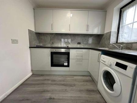 Slough, Berkshire, SL1 - Photo 4