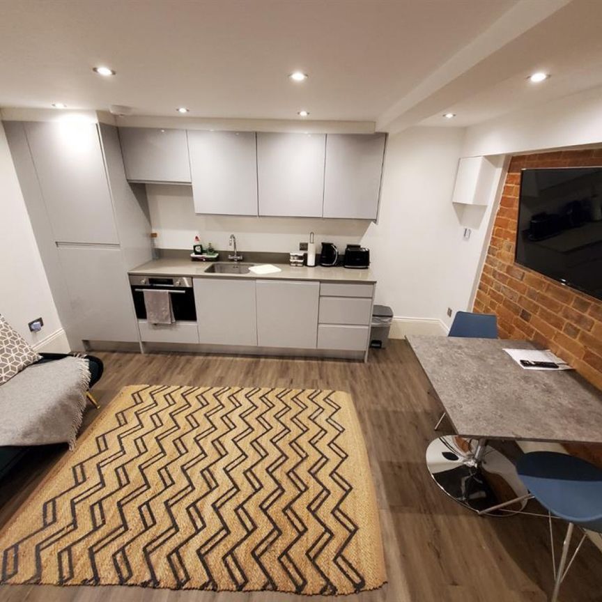 2 bedroom Flat To Let - Photo 1