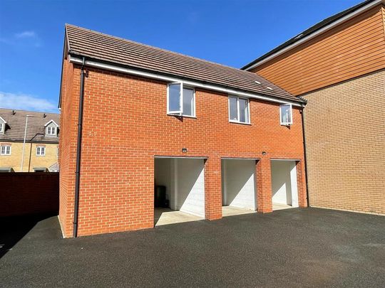 2 bedroom coach house to rent - Photo 1
