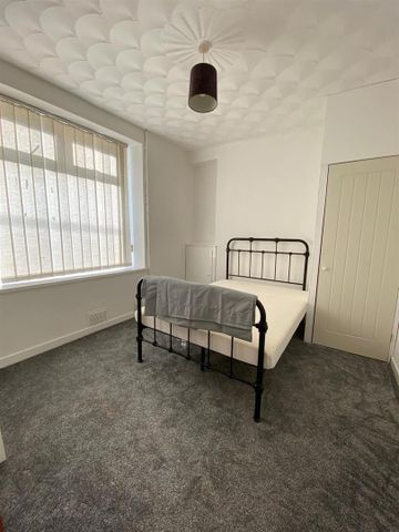 Room For Rent Queen Street, Pontypridd - Photo 2