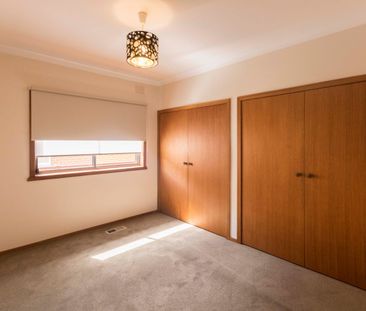 Spacious & Beautifully Refurbished Four-Bedroom Family Home - Photo 3