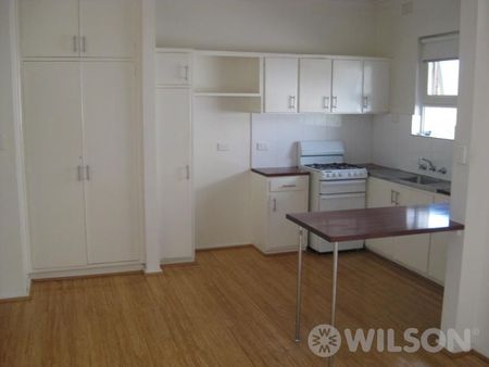 Light, bright one bedroom on the first floor - Photo 3