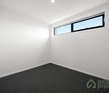 Spacious Family Living in Fraser Rise! - Photo 2