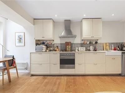 Vicarage Crescent, SW11 - Photo 5