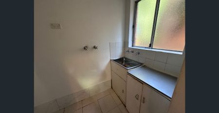 Spacious living ground floor unit in a quite street - Photo 2