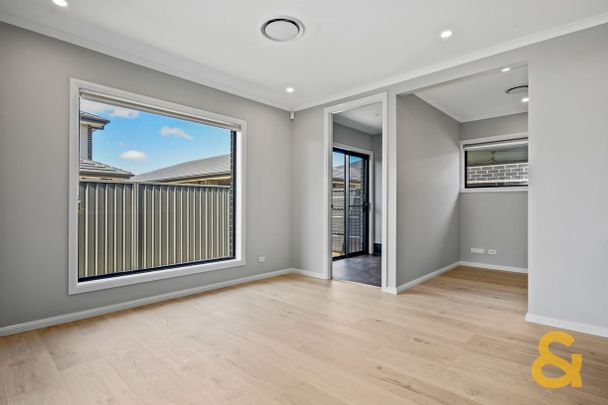 Breathtaking single storey home! - Photo 1