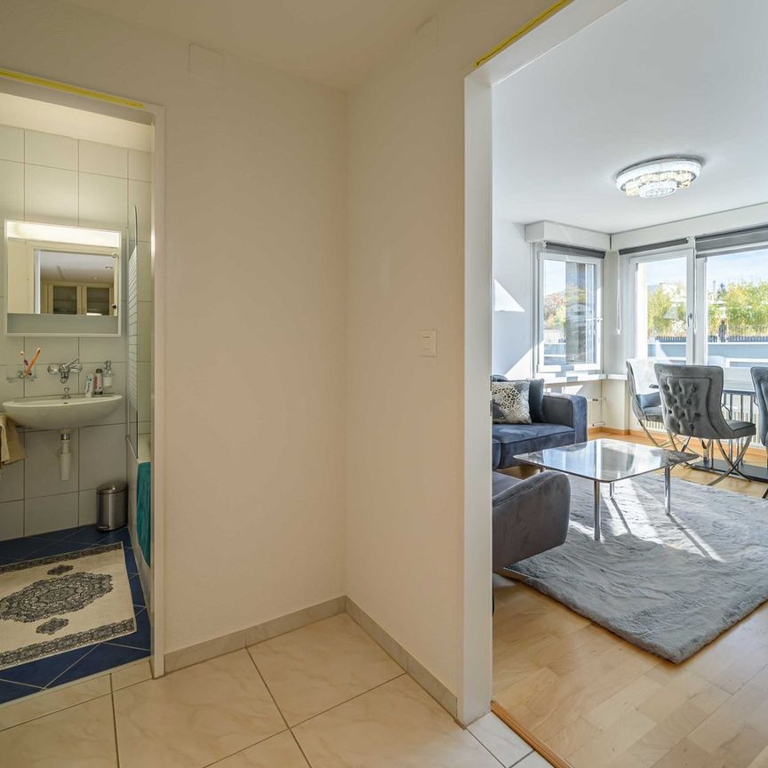 Renovierte und möblierte 2.5-Zimmer-Wohnung in Zug mit Seesicht - Photo 1