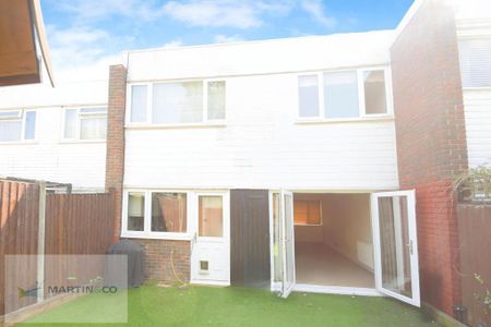 3 bedroom terraced house to rent - Photo 3