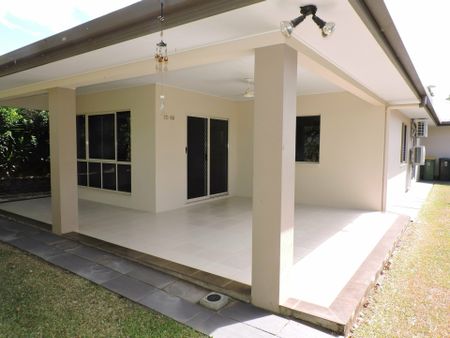 IMMACULATE HOME IN QUIET CLOSE - Photo 4