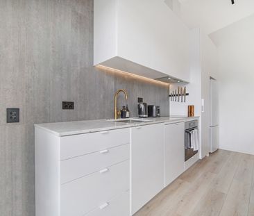 Step out to Victoria Park and the Viaduct. - Photo 1