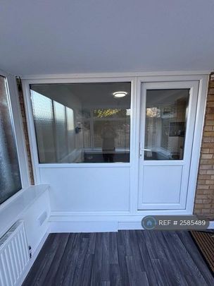 4 bedroom semi-detached house to rent - Photo 1