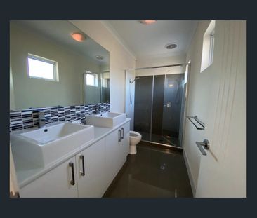 REAR 3 BED HOUSE FOR RENT - Photo 3