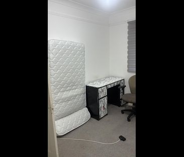 Room in a Shared House, Hendon Park Mansions, NW4 - Photo 4