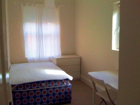 4 bedroom terraced house to rent - Photo 3