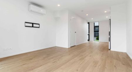 Modern 2022 built 2 bed, 2 bath with carpark - Photo 2