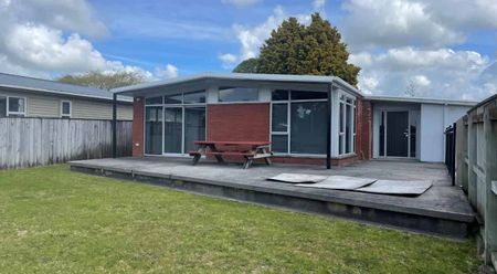 Cozy 3 Bed Family home - Photo 2