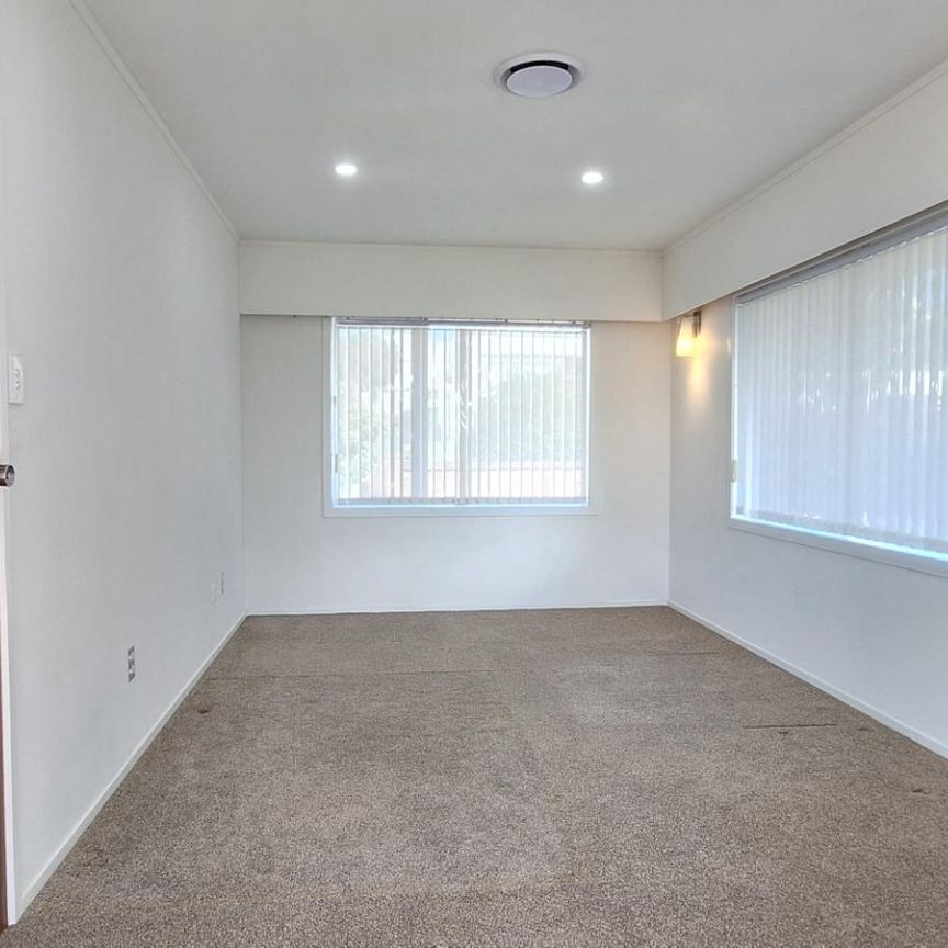 Stunning 5-Bedroom Home with Sea Views at Rothesay Bay - Photo 1