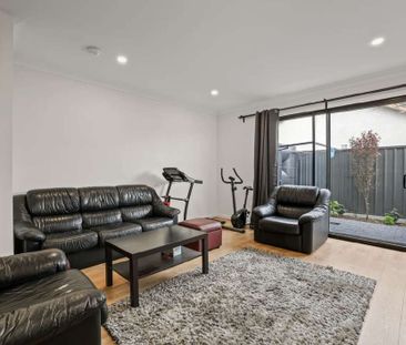 Look No Further ~ 2 Bedroom Townhouse ~ Prime Location! - Photo 2