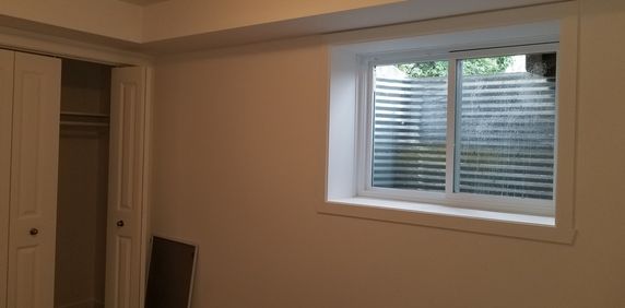 5 1/2 Rénové, Demi Sous-sol, Pour Le 1e - Photo 2