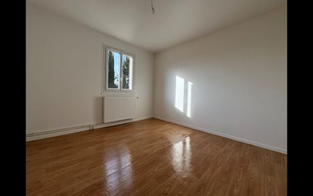 Location Maison 5 pièces 94 m² Saint-Gaultier - Photo 2