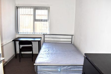 5 bedroom end of terrace house to rent - Photo 2