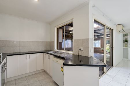 Family Home in perfect location - Photo 3