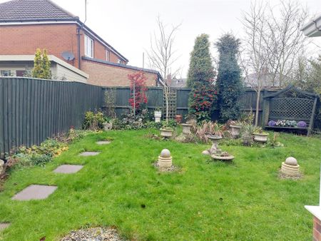 3 bedroom Detached house to rent - Photo 2